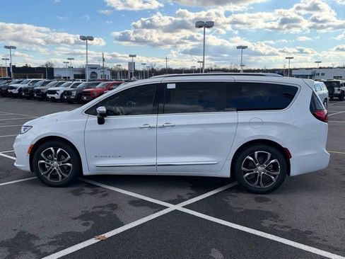New 2026 Chrysler Pacifica Pinnacle image 4