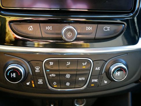 Used 2020 Chevrolet Traverse LT image 26