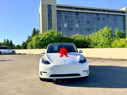 Used 2023 Tesla Model Y Long Range AWD/4WD image 16