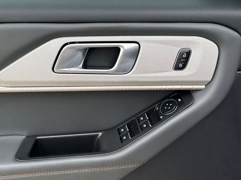 Used 2025 Ford Explorer Active w/ Active Comfort Package image 23