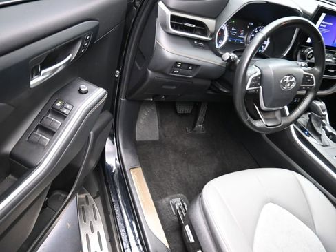 Used 2023 Toyota Highlander Bronze Edition image 12