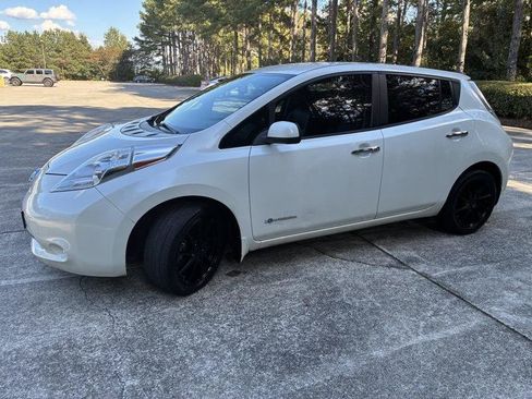 Used 2014 Nissan Leaf SV w/ Premium Package FWD image 11