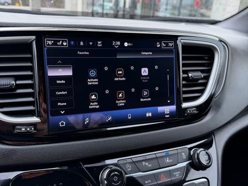 Used 2025 Chrysler Pacifica Select image 26