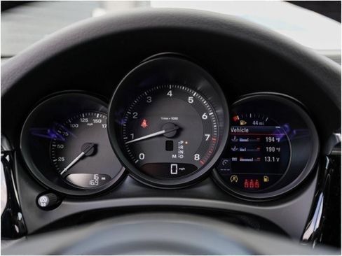 Certified 2025 Porsche Macan image 15