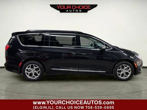 Used 2017 Chrysler Pacifica Limited w/ UConnect Theater Package FWD image 9