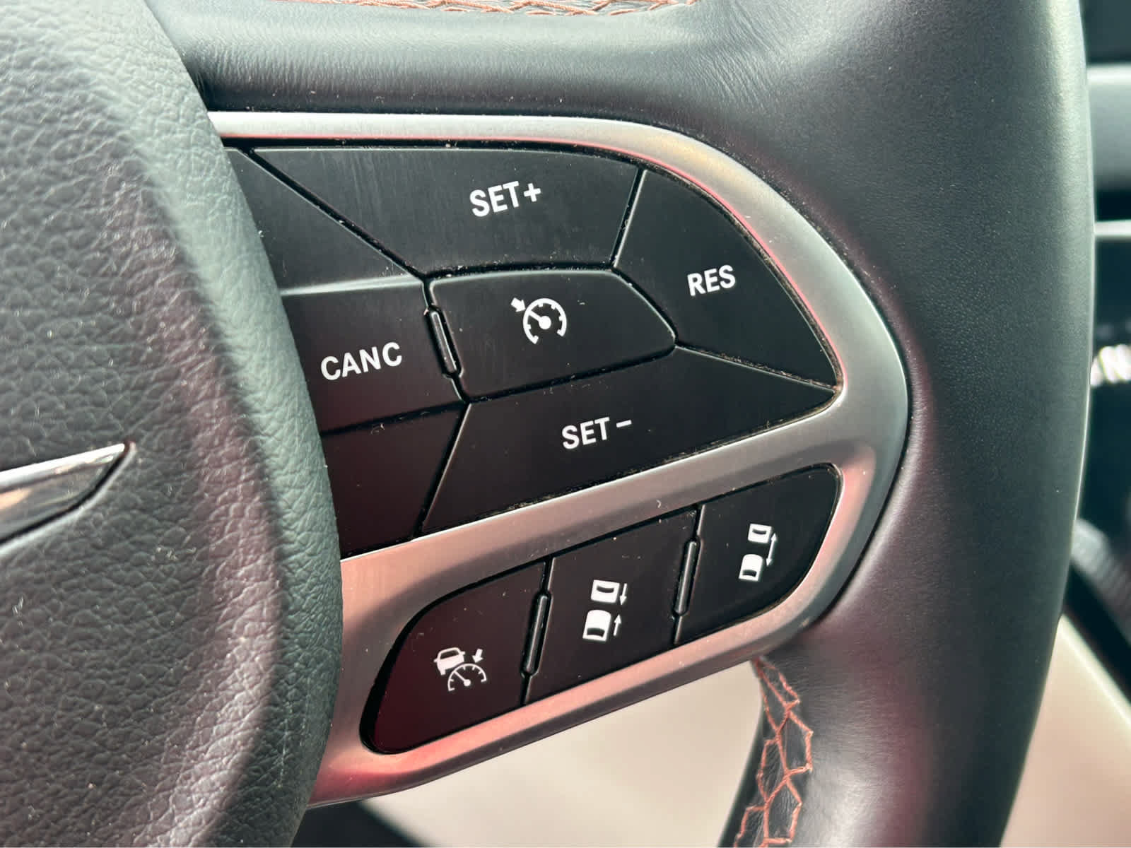 Used 2018 Chrysler Pacifica Touring-L w/ Advanced Safetytec Group FWD image 26