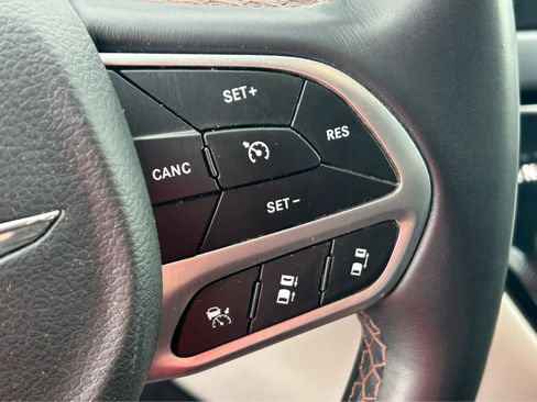 Used 2018 Chrysler Pacifica Touring-L w/ Advanced Safetytec Group FWD image 26