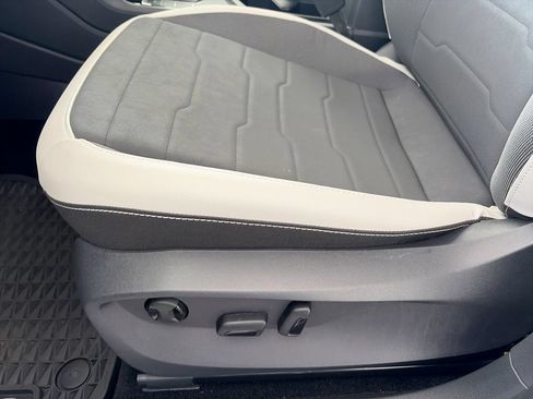 Certified 2025 Volkswagen Taos SE FWD image 12