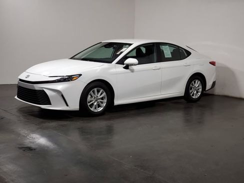 Used 2025 Toyota Camry LE image 5