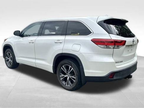 Used 2018 Toyota Highlander Plus AWD/4WD image 3
