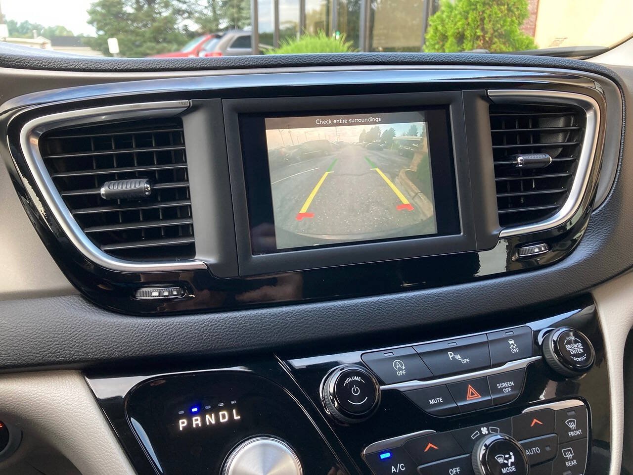 Used 2020 Chrysler Pacifica Touring-L FWD image 25