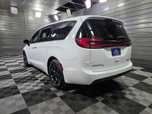 Used 2024 Chrysler Pacifica Limited FWD image 6
