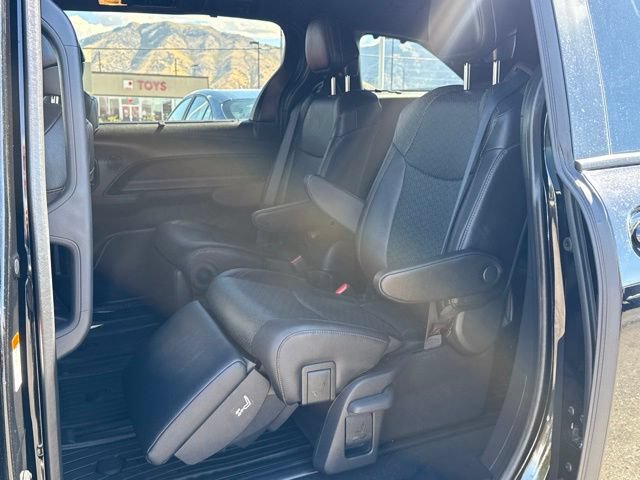 Used 2025 Toyota Sienna Limited FWD image 26