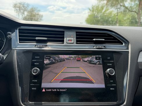 Used 2020 Volkswagen Tiguan SE w/ Panoramic Sunroof Package FWD image 29