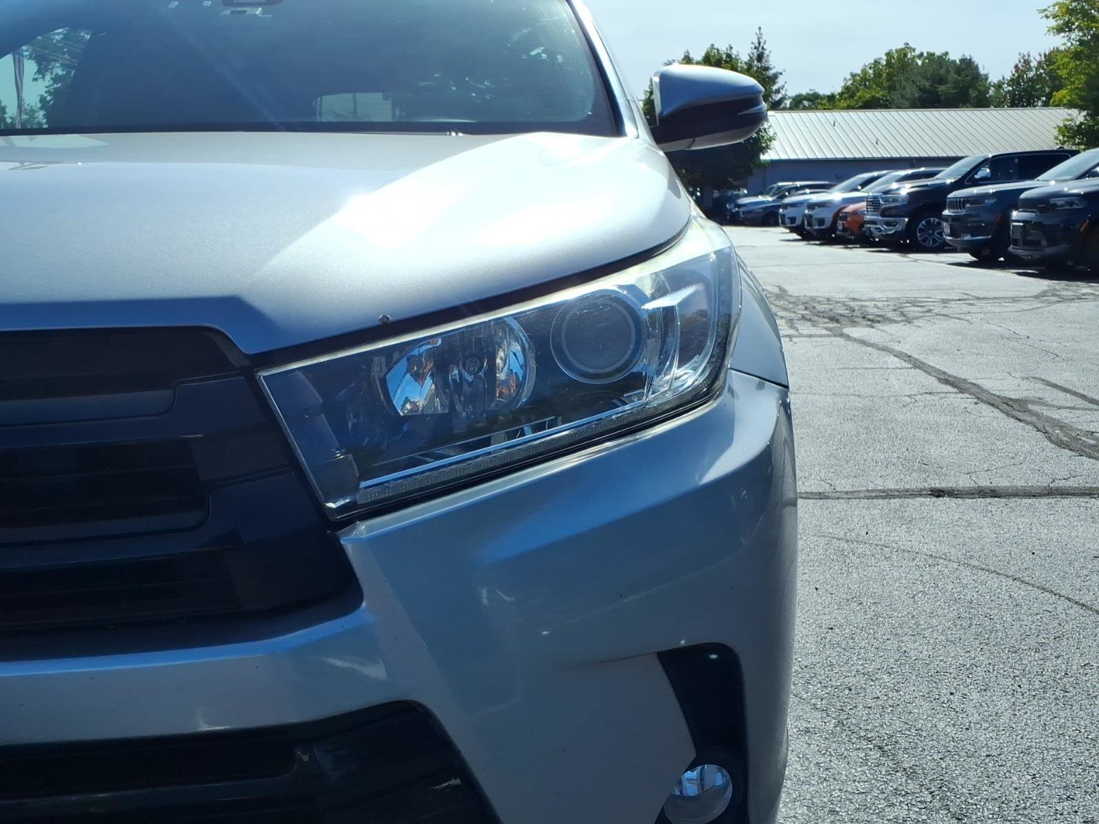 Used 2017 Toyota Highlander SE AWD/4WD image 12