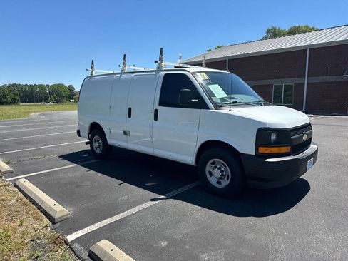 Used 2017 Chevrolet Express 2500 RWD image 2