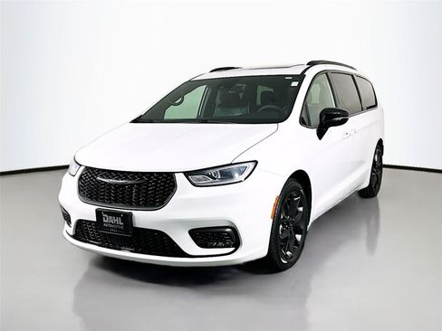 Used 2025 Chrysler Pacifica Limited FWD image 4