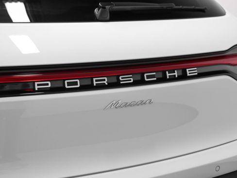 Used 2023 Porsche Macan image 19