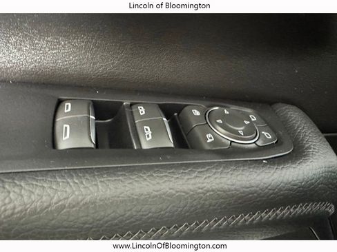 Used 2025 GMC Yukon Denali AWD/4WD image 38