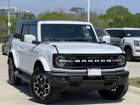 Used 2025 Ford Bronco Outer Banks image 2