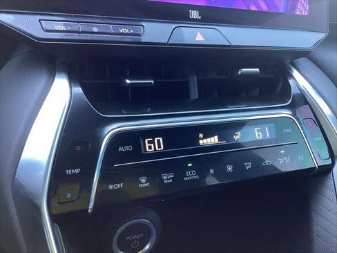 Certified 2023 Toyota Venza XLE AWD/4WD image 17