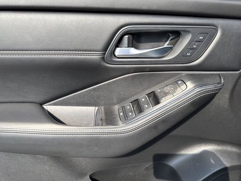 Used 2025 Nissan Rogue SL w/ SL Premium Package FWD image 12