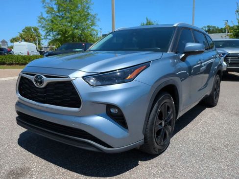 Used 2023 Toyota Highlander XLE FWD image 2