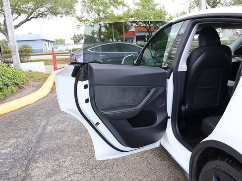 Used 2023 Tesla Model Y Performance image 24