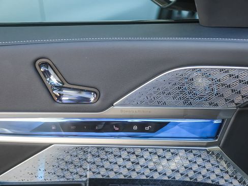 Used 2025 BMW 750e xDrive w/ Premium Package image 18