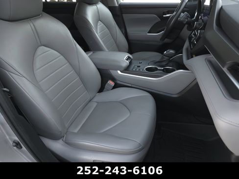 Used 2023 Toyota Highlander XLE FWD image 40