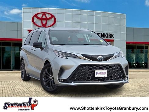 Used 2022 Toyota Sienna XSE image 1