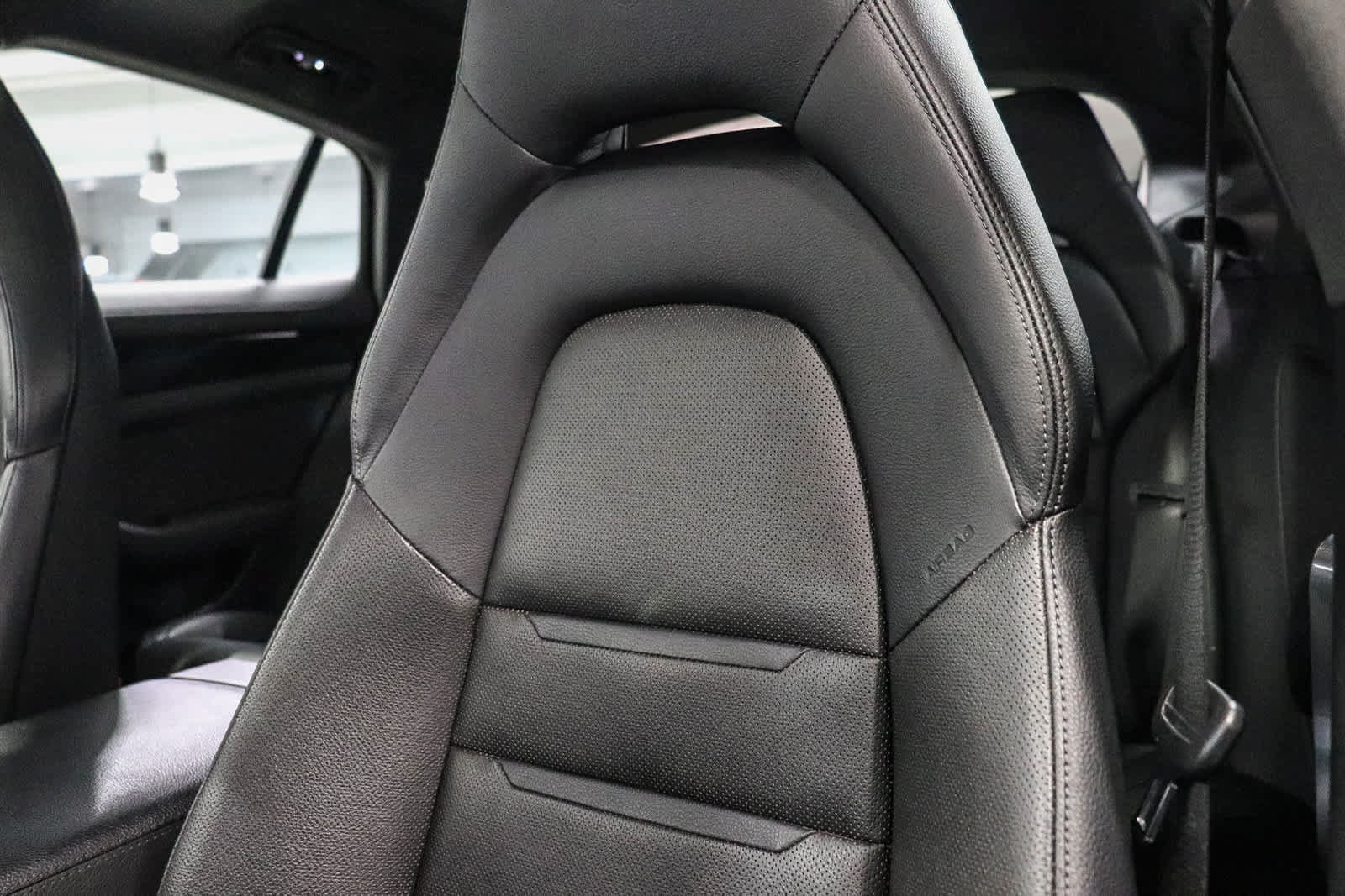 Used 2022 Porsche Panamera RWD image 34