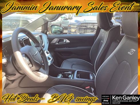 New 2026 Chrysler Pacifica Limited w/ Uconnect Theater Family Group image 15