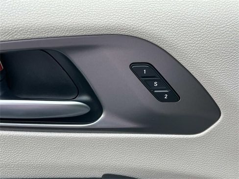 Used 2023 Chrysler Pacifica Touring-L image 31