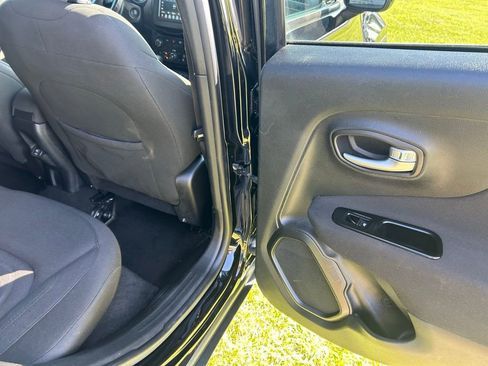 Used 2019 Jeep Renegade Latitude w/ Cold Weather Group image 27