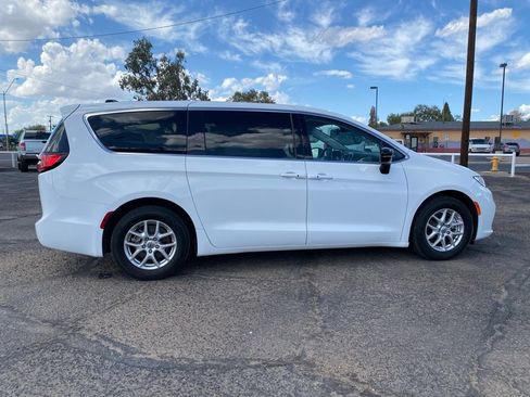 Used 2024 Chrysler Pacifica Touring-L FWD image 5