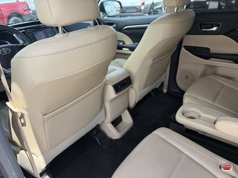 Used 2016 Toyota Highlander Limited w/ Driver Technology Package FWD image 29