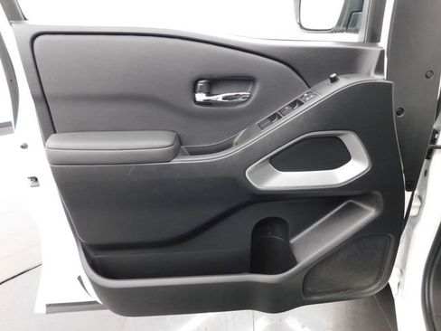 Used 2024 Nissan Frontier SV image 13