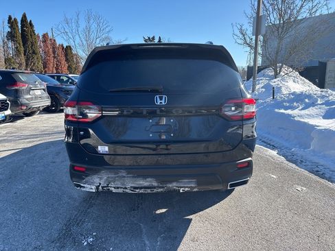 Certified 2024 Honda Pilot Sport image 3
