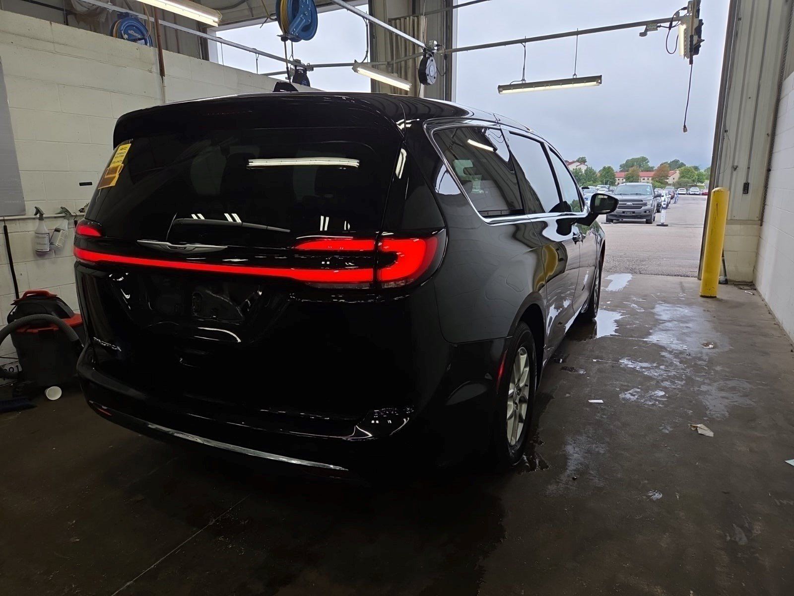Used 2026 Chrysler Pacifica Select FWD image 6