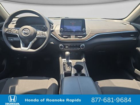 Used 2025 Nissan Altima 2.5 SV FWD image 12