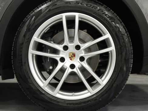 Certified 2025 Porsche Cayenne AWD/4WD image 10