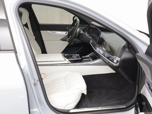 Used 2024 BMW 760i xDrive w/ Premium Package 2 image 21