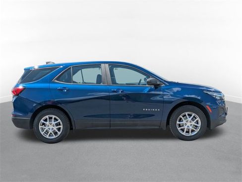 Used 2022 Chevrolet Equinox LS image 2