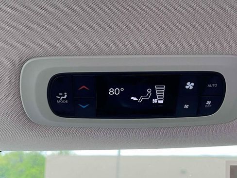 Used 2024 Chrysler Pacifica Touring-L FWD image 18