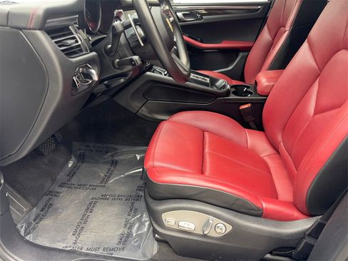 Used 2023 Porsche Macan Turbo image 25
