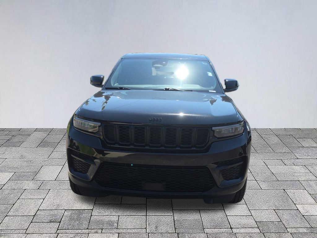 Used 2024 Jeep Grand Cherokee Altitude RWD image 2
