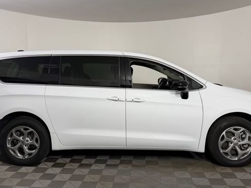 Used 2024 Chrysler Pacifica Limited AWD/4WD image 9