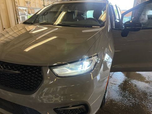 Used 2025 Chrysler Pacifica Limited FWD image 30