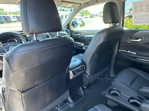 Used 2019 Toyota Highlander XLE AWD/4WD image 38